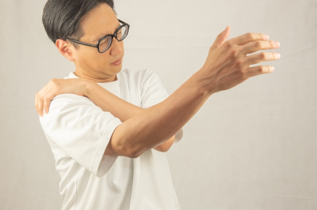 五十肩に悩む男性