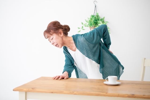 腰痛に悩む女性