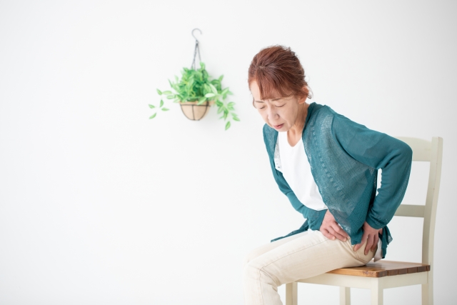 股関節が痛い女性