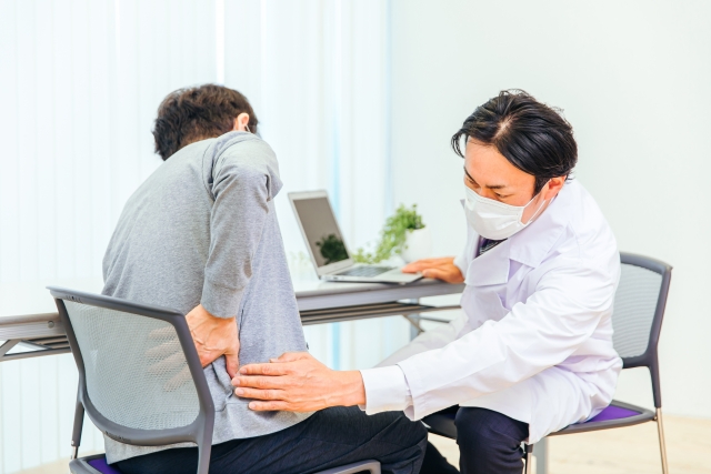 腰痛を診察する医者