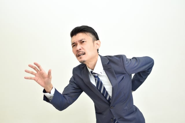 腰痛い男性